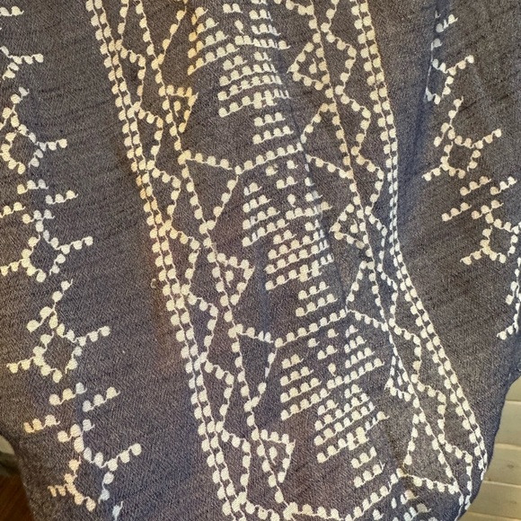 Reitmans | Blue & White Patterned Sleeveless V Neck Top - Picture 3 of 6